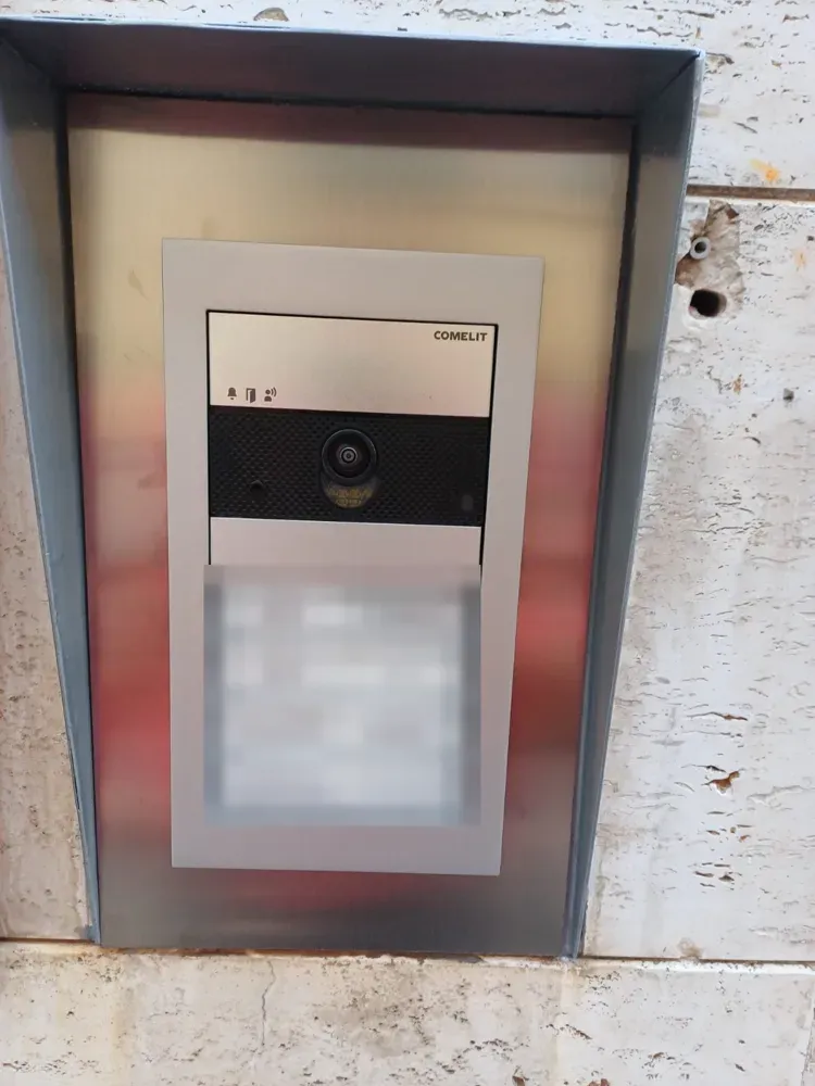 Pulsantiera con telecamera per videocitofono a Argelato
