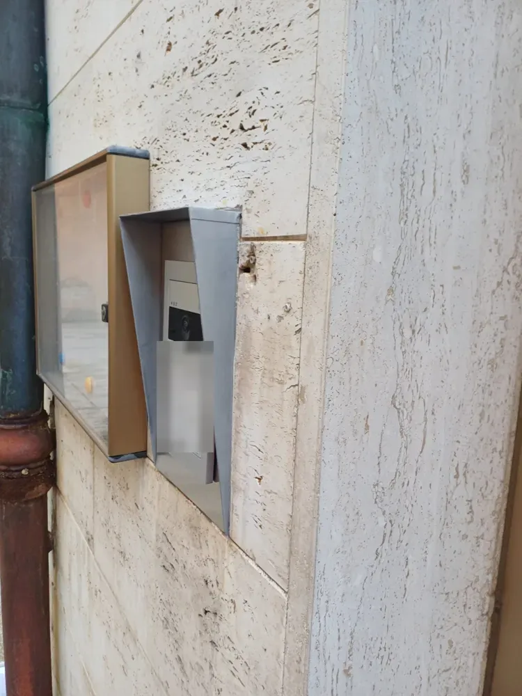 Pulsantiera da esterno con tettuccio a Minerbio